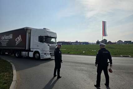 (FOTO) "Nisu se udostojili ni da jave" Dogovor PROPAO, na sastanak sa prevoznicima došli samo PREDSTAVNICI IZ SRPSKE