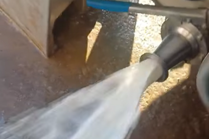 (VIDEO) Kad rad i trud završe u šahtu: Pogledajte gdje danas MLIJEKO LIJE U POTOCIMA, koji je grad sledeći?