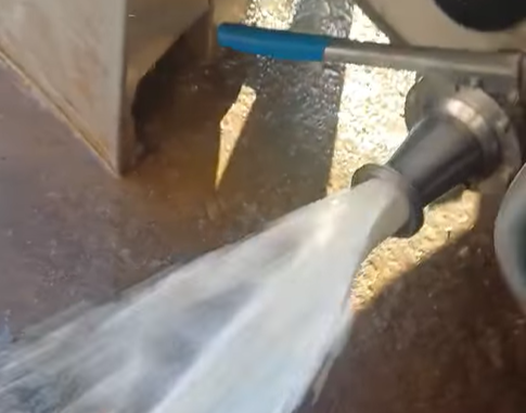 (VIDEO) Kad rad i trud završe u šahtu: Pogledajte gdje danas MLIJEKO LIJE U POTOCIMA, koji je grad sledeći?