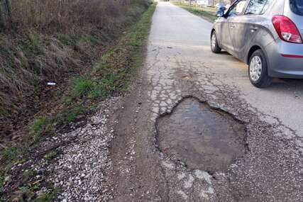 (FOTO) "To nisu rupe, TO SU KRATERI" Pogledajte kakav je put kroz ovo banjalučko naselje