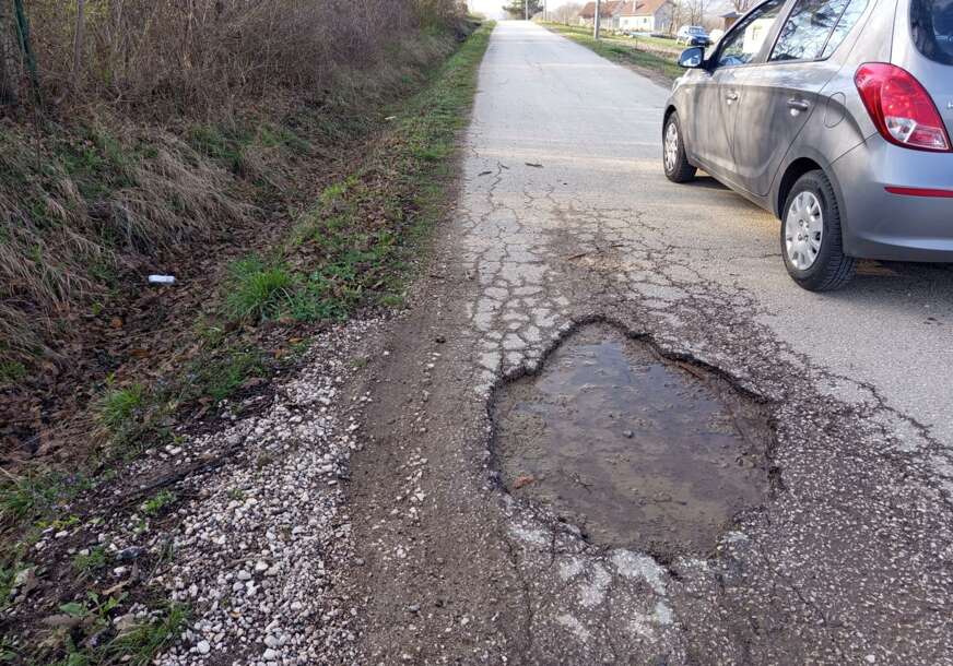 (FOTO) "To nisu rupe, TO SU KRATERI" Pogledajte kakav je put kroz ovo banjalučko naselje