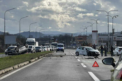 (FOTO) Epilog teške nesreće u Banjaluci: Učestvovala 3 automobila, 3 osobe završile u UKC RS