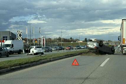 (FOTO) Ima povrijeđenih: Teška nesreća u Banjaluci, AUTO NA KROVU