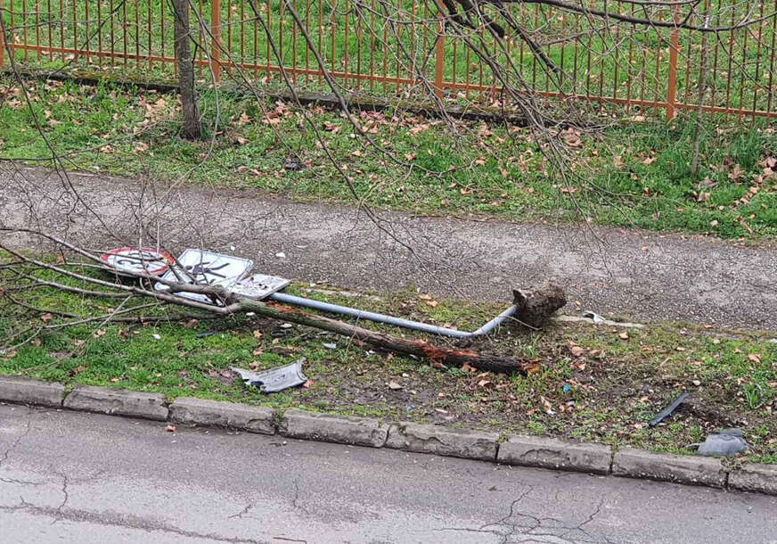 srušen saobraćajni znak kod škole aleksa šantić