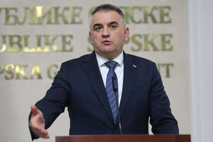 (FOTO) „Pola čovjek, pola ostavka“ Savo Minić treći put premijer u 6 mjeseci, internet GORI OD ŠALA