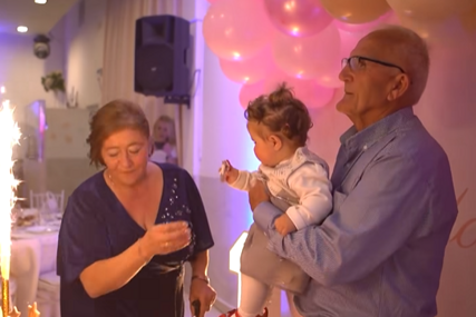 (VIDEO) "Ovo nam je najsrećniji dan u životu" Sonja (57) i Marko (69) PROSLAVILI KĆERKI 1. ROĐENDAN, a 22 godine se borili za potomstvo