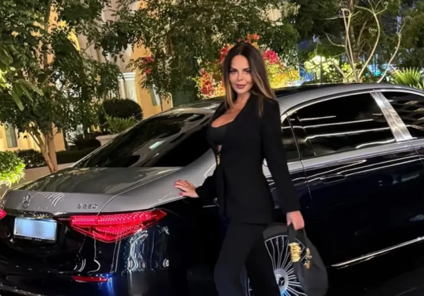 „JOŠ MALO“ Sonja Vuksanović pozira pored luksuznog mercedesa dok odjekuju bombe u Dubaiju