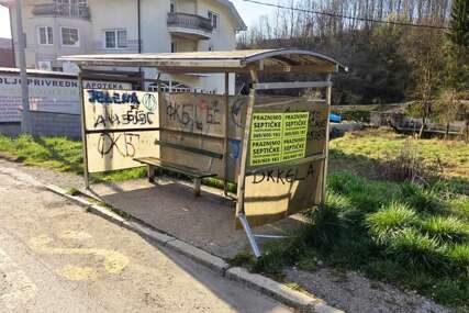 (FOTO) "Gore nego u filmu Ko to tamo peva": Dok se priča o letećim taksijima, autobuska stajališta u Banjaluci opasna po život