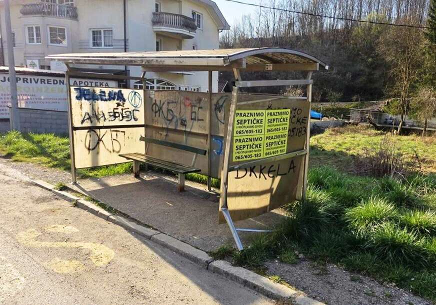 (FOTO) "Gore nego u filmu Ko to tamo peva": Dok se priča o letećim taksijima, autobuska stajališta u Banjaluci opasna po život