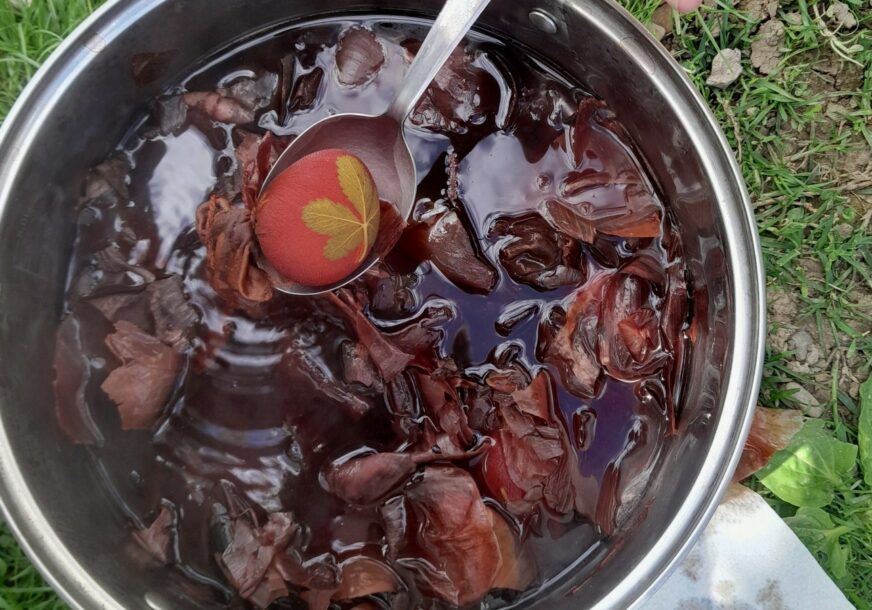 farbanje jaja u lukovini