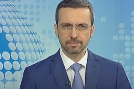 (FOTO) VODITELJ DNEVNIKA ZAVEO 8 GODINA MLAĐU A Svi je znate iz hit serija, a evo šta se dešava iza zatvorenih vrata njihovog doma