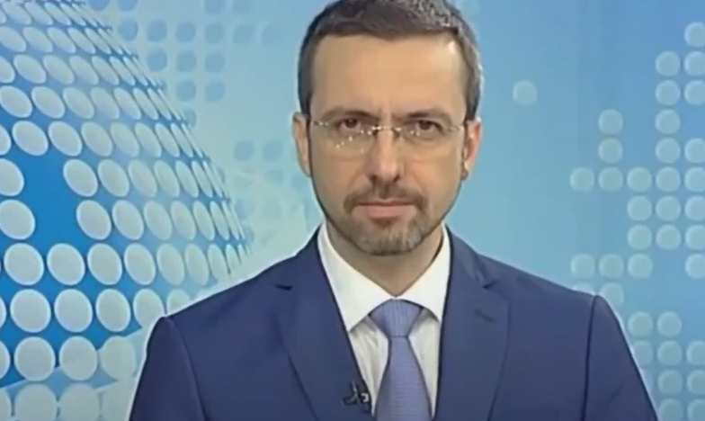 (FOTO) VODITELJ DNEVNIKA ZAVEO 8 GODINA MLAĐU A Svi je znate iz hit serija, a evo šta se dešava iza zatvorenih vrata njihovog doma