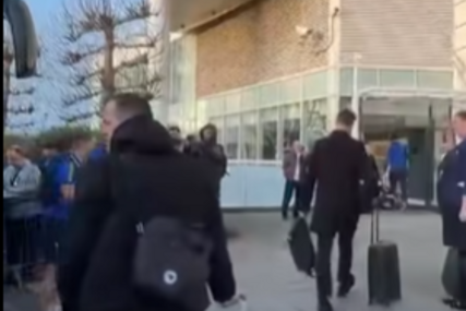 (VIDEO) Džeko se fanovima potpisivao na dresove: Navijači iz svih krajeva svijeta dočekali reprezentaciju BiH u Kardifu