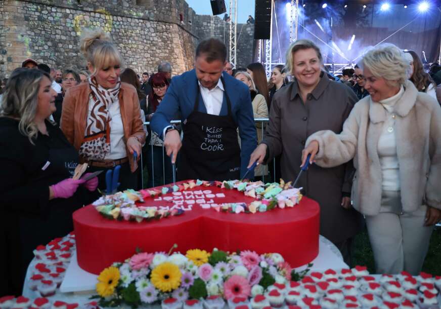 (VIDEO, FOTO) Stanivuković stavio kecelju: Pogledajte kakva se poruka našla na OGROMNOJ TORTI napravljenoj za Dan grada