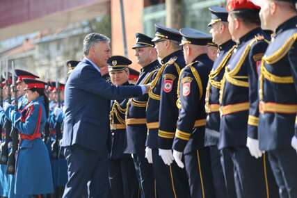 (FOTO) Sjećanje na poginule pripadnike MUP RS: Služen parastos i položeni vijenci na spomen-  obilježje