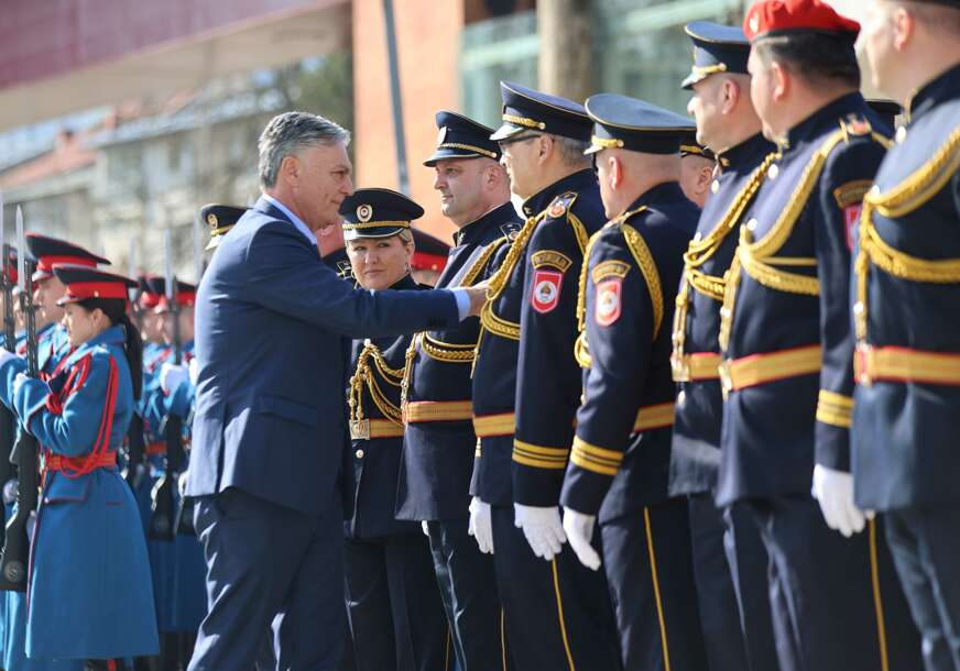 (FOTO) Sjećanje na poginule pripadnike MUP RS: Služen parastos i položeni vijenci na spomen-  obilježje