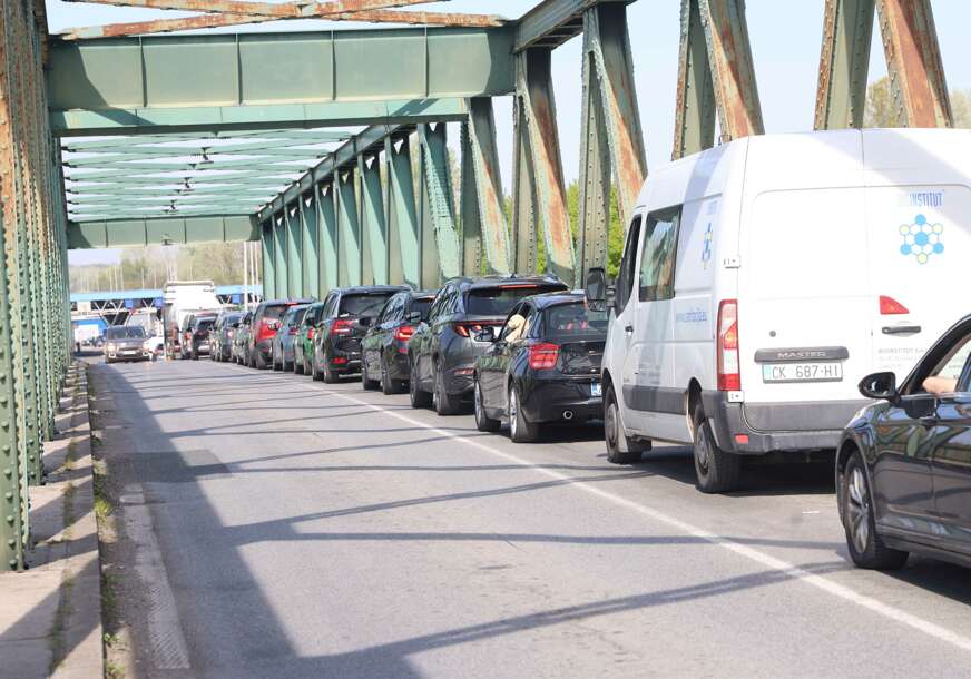 VOZAČI NA MUKAMA Duge kolone vozila na granici sa Hrvatskom i Srbijom, EES sistem usporio prelaze