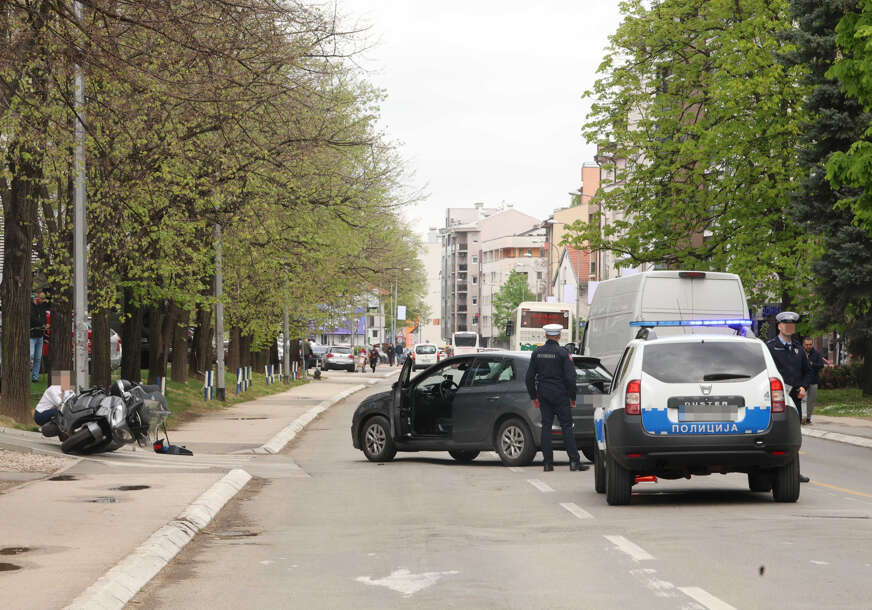 (VIDEO, FOTO) Nesreća u centru Banjaluke: Sudar automobila i motora, policija obavlja uviđaj