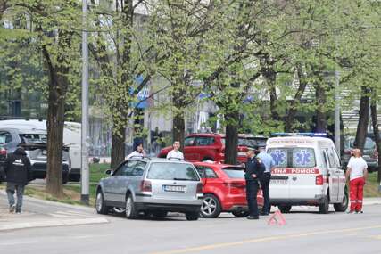 (VIDEO, FOTO) Sudar u centru Banjaluke: Učestvovala 2 automobila, na terenu Hitna pomoć i policija