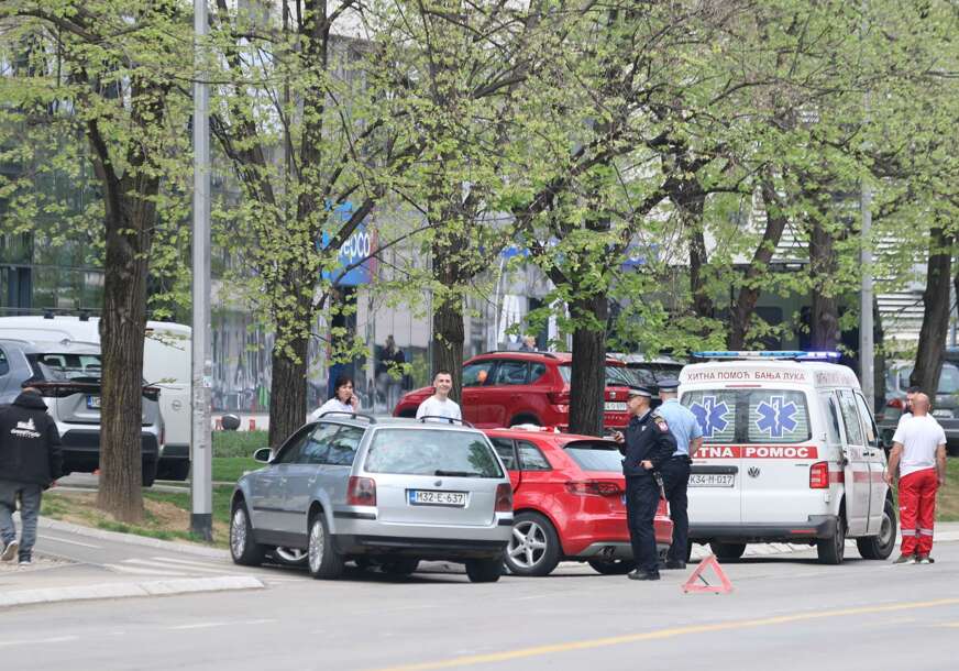 (VIDEO, FOTO) Sudar u centru Banjaluke: Učestvovala 2 automobila, na terenu Hitna pomoć i policija