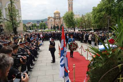 (FOTO) POČAST HEROJIMA Povodom Dana grada položeni vijenci na više lokacija u Banjaluci, a po prvi put na Centralno spomen obilježje