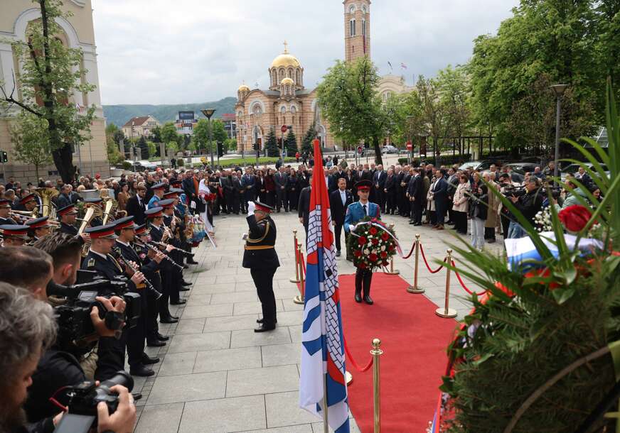 (FOTO) POČAST HEROJIMA Povodom Dana grada  položeni vijenci na više lokacija u Banjaluci, a po prvi put na Centralno spomen obilježje