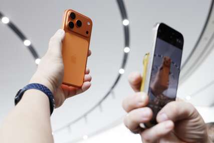 (VIDEO) Izgreban i udaren, pa kao iz kutije: Kinezi pokazali kako popravljaju iPhone 17 Pro Max