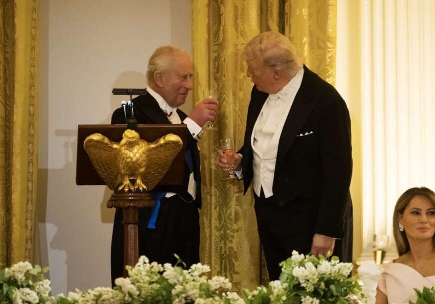 Među njima i med: Donald Tramp i kralj Čarls razmijenili poklone