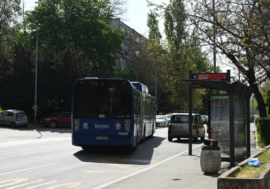 (VIDEO, FOTO) "Svi su vrisnula" Očevici opisali kako je vozač "citroena" napravio haos i IZBO VOZAČA autobusa