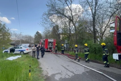(VIDEO) Hitna prevozi povrijeđene: Pronađeno TIJELO MUŠKARCA nakon velikog požara u baraci Geološkog instituta