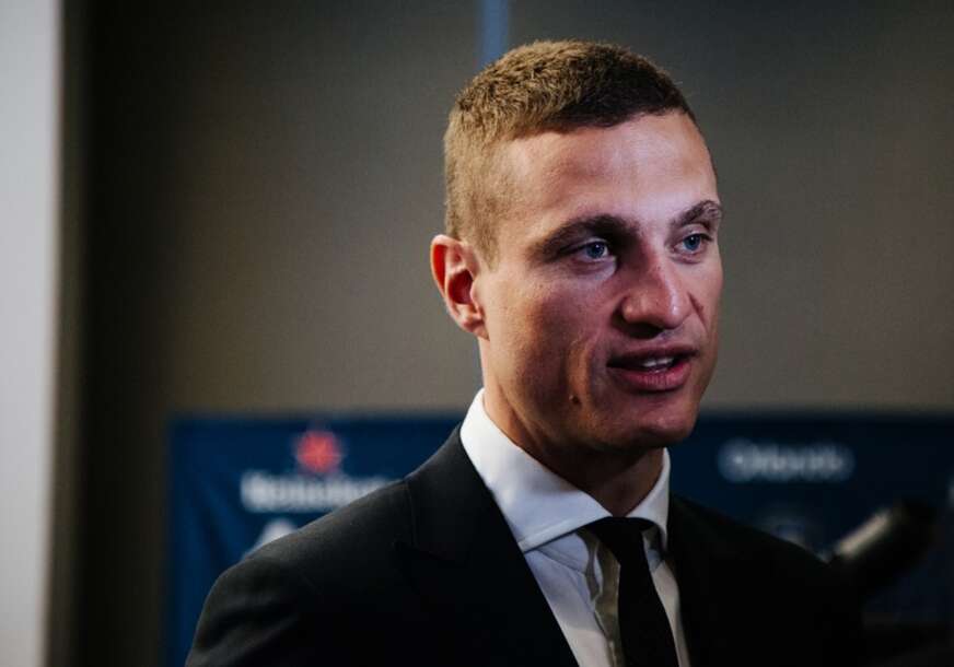 (FOTO) "He comes from Serbia" Mančester junajted objavio srpsku zastavu zbog Nemanje Vidića