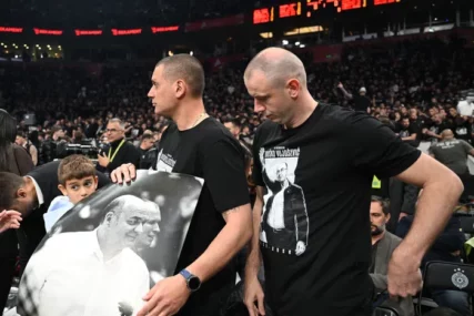 (FOTO) Arena se emotivno oprostila od Vujoševića: Kiša suza, nezaboravan film, kartoni sa Duletovim likom i bačene ruže