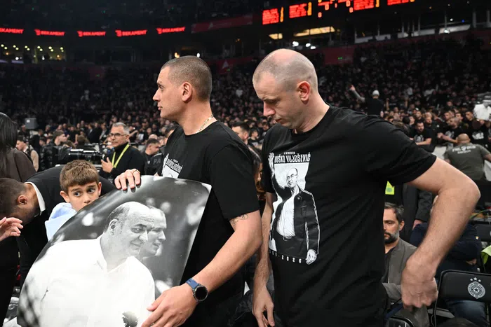 (FOTO) Arena se emotivno oprostila od Vujoševića: Kiša suza, nezaboravan film, kartoni sa Duletovim likom i bačene ruže