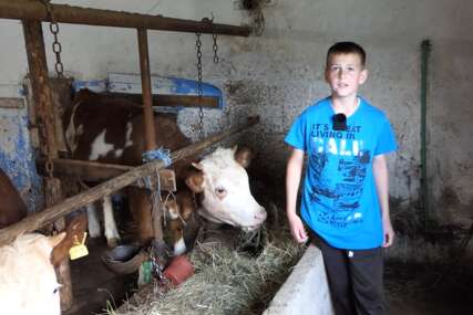 (VIDEO) "Pravo zadovoljstvo" Asim (11) umjesto telefona izabrao FARMU I STOKU, a za vršnjake koji ga IZAZIVAJU ima jasnu poruku