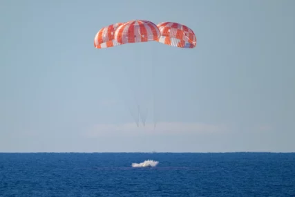 (VIDEO) POSADA MISIJE "ARTEMIS II" STIGLA NA ZEMLJU Kraj istorijskog leta oko MJESECA, astronauti se padobranima bezbjedno spustili u Tihi okean  