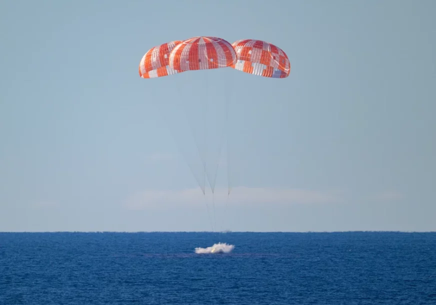 (VIDEO) POSADA MISIJE "ARTEMIS II" STIGLA NA ZEMLJU Kraj istorijskog leta oko MJESECA, astronauti se padobranima bezbjedno spustili u Tihi okean  
