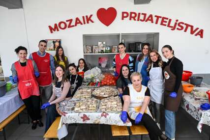  Za praznike sa srcem: Zaposleni ATOS Banke pripremali hranu za korisnike "Mozaika prijateljstva"