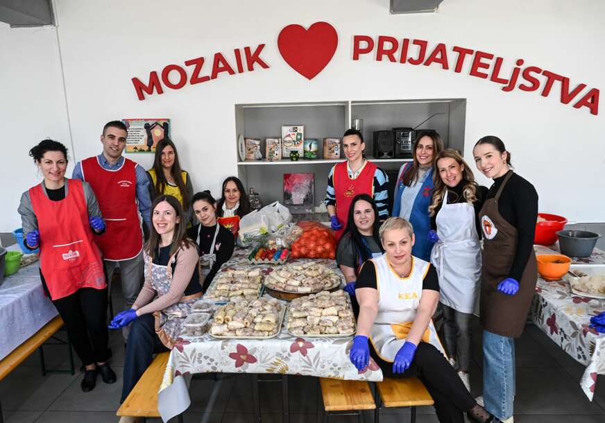  Za praznike sa srcem: Zaposleni ATOS Banke pripremali hranu za korisnike "Mozaika prijateljstva"