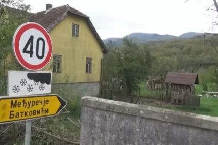 (FOTO) "KAZAN U REPUBLICI SRPSKOJ, RAKIJA U SRBIJI" Selo na granici sa Crnom Gorom i BiH jedinstveno u svijetu, sve se dijeli NA POLA