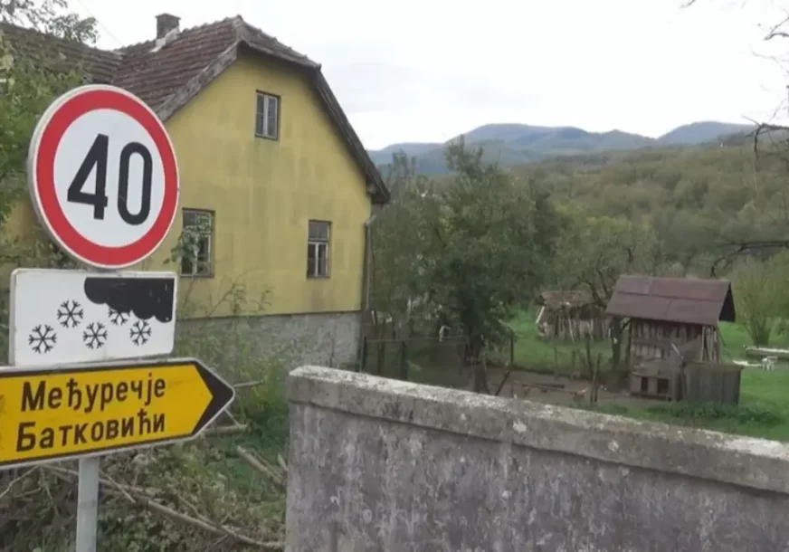 (FOTO) "KAZAN U REPUBLICI SRPSKOJ, RAKIJA U SRBIJI" Selo na granici sa Crnom Gorom i BiH jedinstveno u svijetu, sve se dijeli NA POLA