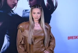 BRESKVICA ZAPALILA INĐIJU Pjevačica blistala u elegantnoj haljini, fanovi je opkolili pred nastup