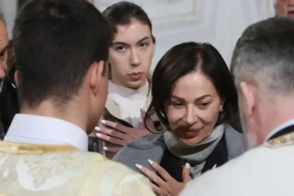 (FOTO) CECA NA VASKRŠNJOJ LITURGIJI U HRAMU SVETOG SAVE Sa porodicom se pričestila, zagrljaj sa Viki privukao pažnju