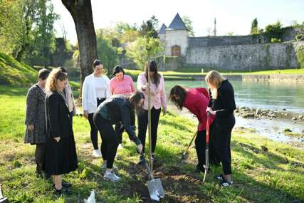 Akcija uz Vrbas: Forum žena SPS zasadio cvijeće povodom Dana grada