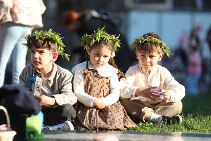 (FOTO) Čuvanje tradicije kroz radionicu: Djeca pravila vjenčiće od vrbovih grančica