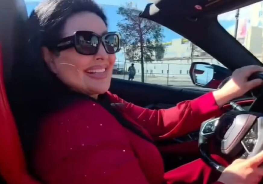 (FOTO) Stala na sjedište i digla ruke: Dragana Mirković se snima u autu koji vrijedi kao 130 PROSJEČNIH PLATA