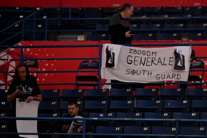 (FOTO) Igrači se zagrijavaju u majicama sa njegovim likom: U Areni sve u znaku Duška Vujoševića