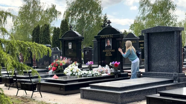 suzana jovanović na grobu saše popovića