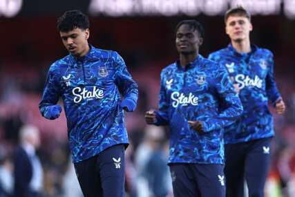 Žurku pokvario Djuzberi-Hol: Brajton se poigravao sa fenjerašem, Liverpul šalje zahvalnicu Evertonu