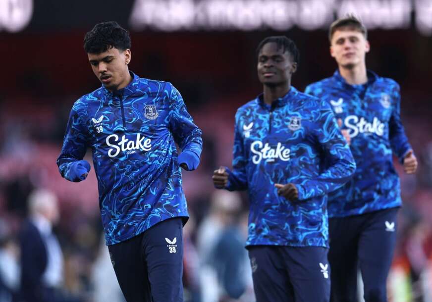 Žurku pokvario Djuzberi-Hol: Brajton se poigravao sa fenjerašem, Liverpul šalje zahvalnicu Evertonu