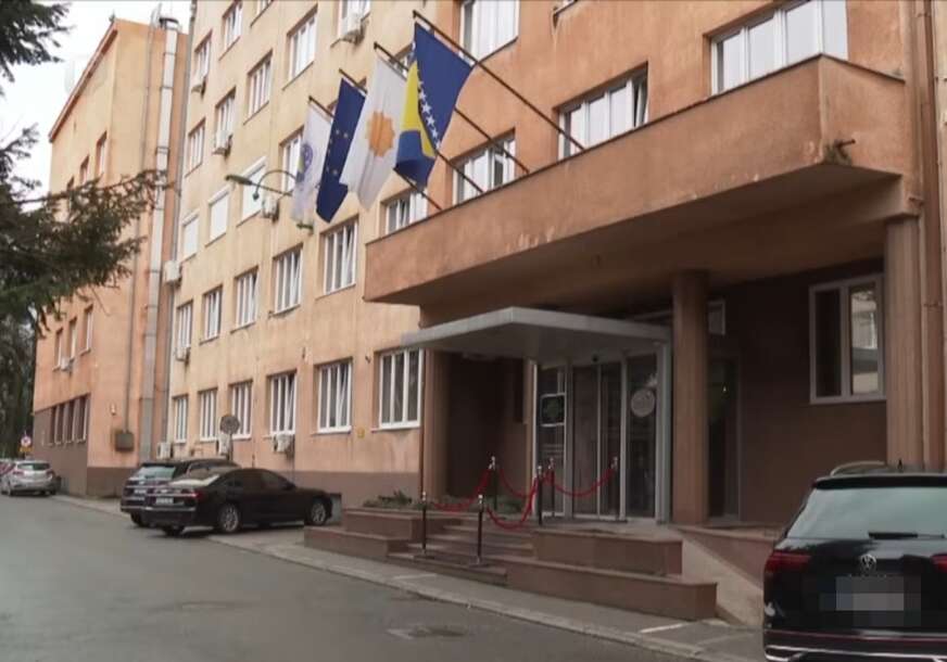 Izuzima se dokumentacija zbog spornih imenovanja: Pripadnici MUP KS pretresaju prostorije FUP